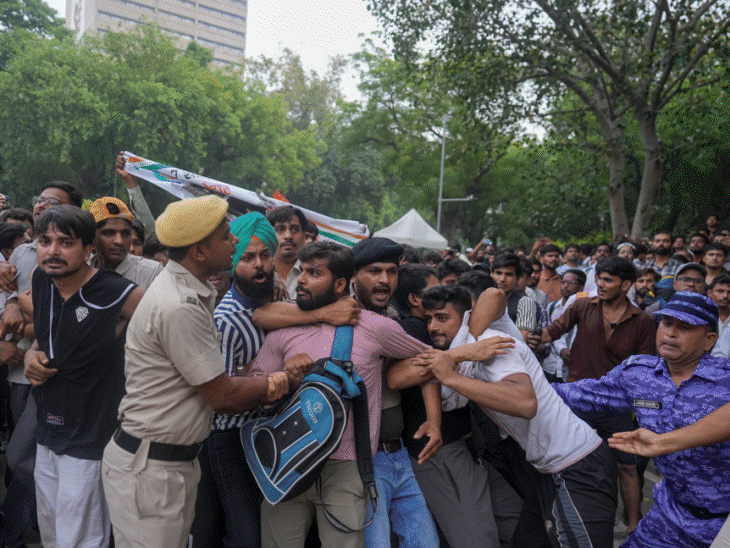 रातभर चला कॉकरोच जनता पार्टी का प्रदर्शन, बैरिकेडिंग तोड़ी:वांगचुक की पत्नी भी पहुंचीं, लोग सड़कों पर सोए; 20 PHOTOS-VIDEOS