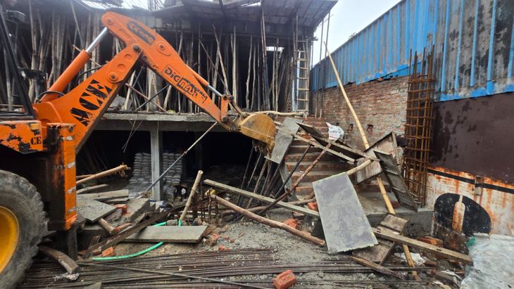 जवद्दी नहर पुल के पास अवैध व्यावसायिक निर्माण गिराया – Ludhiana News