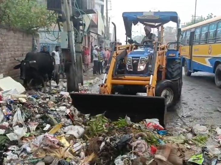 मानसा में कूड़ा उठाने पहुंचा प्रशासन का विरोध:  सफाईकर्मियों की हड़ताल से लगे गंदगी के ढेर, बारिश के चलते अधिकारियों ने उठाया कदम – Mansa News