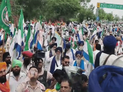पंजाब के किसानों का दिल्ली कूच, शंभू बॉर्डर सील:भारी संख्या में जमा हुए किसान; हरियाणा पुलिस ने रूट डायवर्ट किया पंजाब के किसानों का दिल्ली कूच, शंभू बॉर्डर सील:भारी संख्या में जमा हुए किसान; हरियाणा पुलिस ने रूट डायवर्ट किया