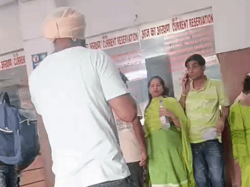 दिल्ली रेलवे स्टेशन पर मेयर का वीडियो बनाने पर विवाद:  वीडियो बनाने वाले का दावा-मेयर उसकी कजन, 12.50 लाख लेने हैं; मेयर बोलीं- ब्लैकमेल कर रहा, शिकायत दे दी – Ludhiana News