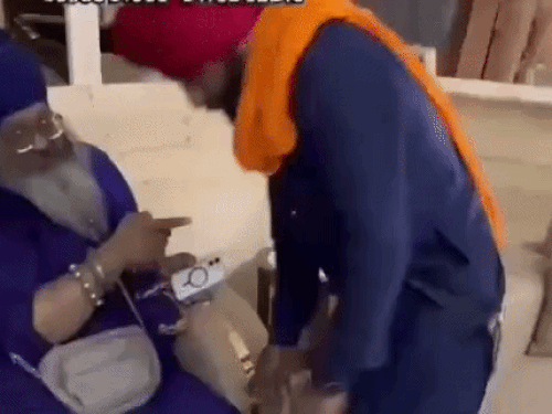 निहंगों पर आपत्तिजनक कमेंट करने वाले की पिटाई,VIDEO:  होशियारपुर से लुधियाना पहुंचकर माफी मंगाई; पहले डंडा, फिर थप्पड़ मारा – Hoshiarpur News
