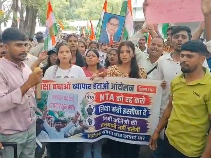 Dhar NEET Paper Leak Protest | Students Gherao Collector Office