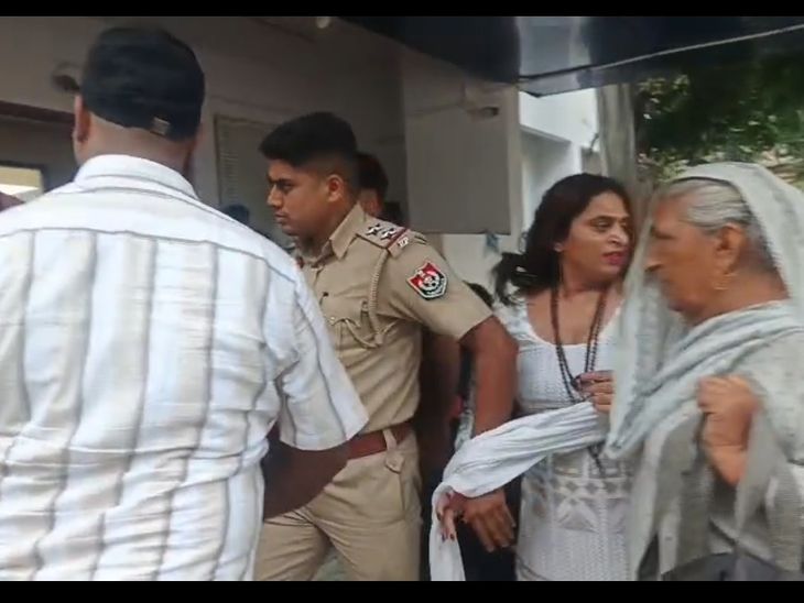 कपूरथला में किन्नरों के 2 गुट थाने के बाहर भिड़े:  फर्जी वेश धारण कर शगुन वसूली का आरोप; एक दूसरे पर लात-घूंसे बरसाए – Kapurthala News