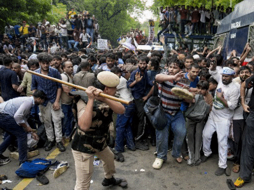 ‘कॉकरोचों’ पर बरसीं लाठियां, आंसू गैस से खदेड़ा:  सोनम को चादर में छिपाकर ले गई पुलिस, सड़क पर लेटे राहुल; 5 दिन का हंगामा, 40 तस्वीरें