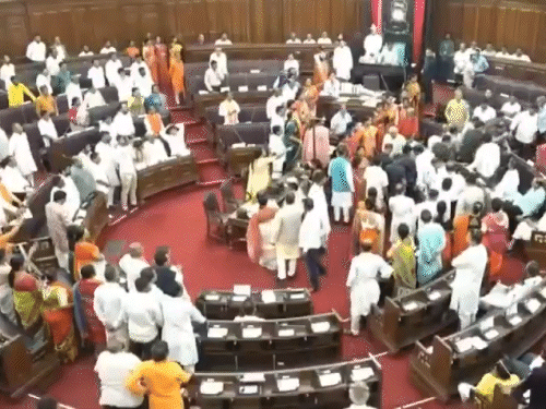 बंगाल विधानसभा- कुणाल घोष को मार्शलों ने उठाकर बाहर किया:TMC गुट के विधायक को बोलने से रोका था; स्पीकर ने दिनभर के लिए निलंबित किया बंगाल विधानसभा- कुणाल घोष को मार्शलों ने उठाकर बाहर किया:TMC गुट के विधायक को बोलने से रोका था; स्पीकर ने दिनभर के लिए निलंबित किया