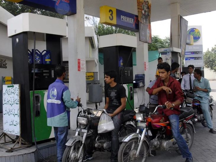 पाकिस्तान में पेट्रोल 4.93 और डीजल 7.15 रुपया महंगा:  पेट्रोल 320.73 और हाई-स्पीड डीजल 367.21 रुपया लीटर मिल रहा, नई कीमतें 22 जुलाई से लागू