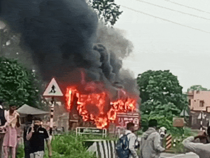 पठानकोट में बस ने सड़क किनारे खड़े लोगों को कुचला:  2 युवकों की मौत, 2 की हालत गंभीर, गुस्साए लोगों के फूंक डाली बस – Pathankot News