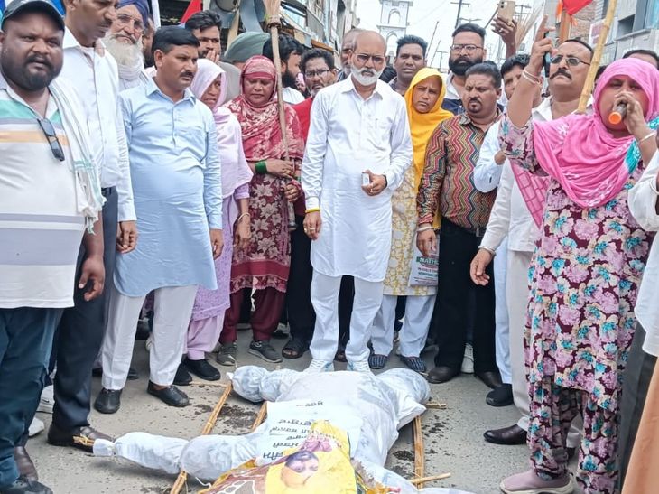 मोगा में नगर निगम कर्मचारियों की हड़ताल जारी:  पंजाब सरकार का पुतला फूंककर विरोध जताया, रोष मार्च निकाला; लाठीचार्ज की निंदा की – Moga News