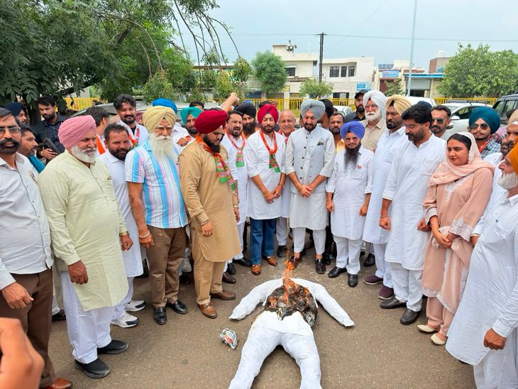 फरीदकोट पेपर लीक के खिलाफ फूटा गुस्सा:  मोगा में भाजपा युवा मोर्चा ने पंजाब सरकार का पुतला फूंका, दोषियों पर कार्रवाई की मांग – Moga News