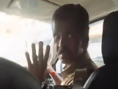 Mumbai Police Viral Video; NEET Paper Leak Student Protest Mumbai Police Viral Video; NEET Paper Leak Student Protest