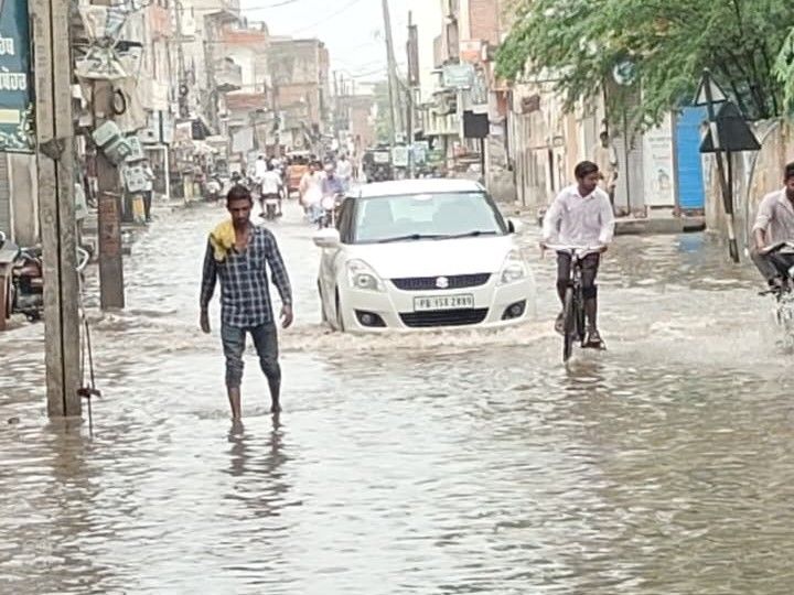 अबोहर में भारी बारिश, निचले इलाकों में जलभराव:  बिजली गुल होने से बढ़ी मुश्किलें, मेयर के निर्देश पर डिस्पोजल पंप से निकासी शुरू – Abohar News