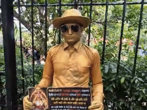 बैटमेन की ड्रेस में पोस्टर लेकर पहुंचा युवक:  बुजुर्ग ने गिटार बजाकर गाना गया, कोई गोरिल्ला तो कोई स्टैच्यू बना; जंतर-मंतर के रंग