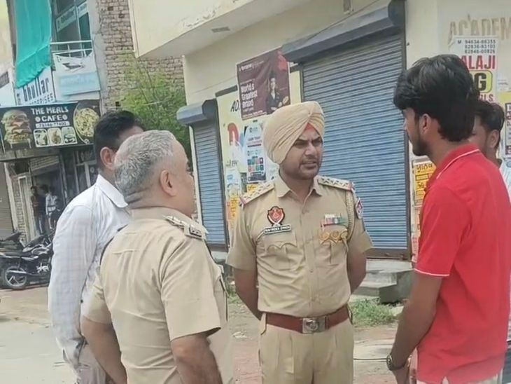 अबोहर कॉलेज रोड पर दिनदहाड़े फायरिंग:  फॉर्च्यूनर सवारों पर बरसाईं गोलियां, बाल-बाल बचे दो युवक, सीसीटीवी फुटेज खंगाल रही पुलिस – Abohar News