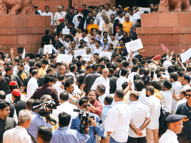 मानसून सत्र का 5वां दिन, विपक्ष का मकर-द्वार पर प्रदर्शन:  पिछले 4 दिनों में सिर्फ हंगामा; BJP का व्हिप- सभी सांसद आज सदन में मौजूद रहें