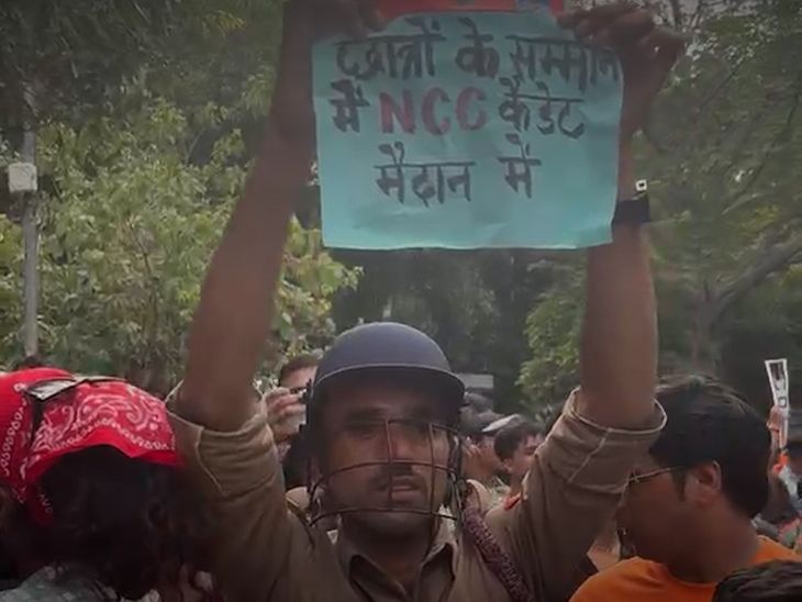 छात्रों के सम्मान में NCC कैडेट मैदान में:पोस्टर लेकर जंतर-मंतर आया; कहा- जवान किसी नेता के तलवे नहीं चाटते छात्रों के सम्मान में NCC कैडेट मैदान में:पोस्टर लेकर जंतर-मंतर आया; कहा- जवान किसी नेता के तलवे नहीं चाटते