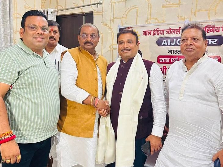 CAIT delegation meets Obra MLA on jewellery traders' problems