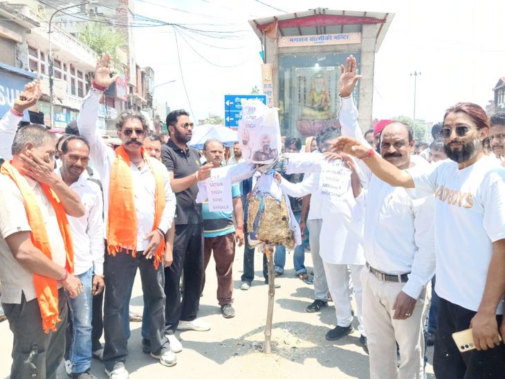 बरनाला लाठीचार्ज पर वाल्मीकि समाज सड़क पर उतरा:  पठानकोट में प्रदर्शन, दोषी पुलिसकर्मियों को बर्खास्त कर केस दर्ज करने की मांग – Pathankot News