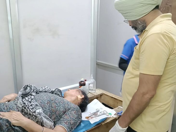 मोगा सिविल अस्पताल में चतुर्थ श्रेणी कर्मचारी लगा रहे टांके:  झपटमारी में घायल हुई थी महिला, परिजनों का आरोप, इलाज में बरती लापरवाही – Moga News
