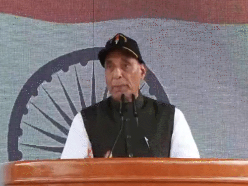 राजनाथ बोले-भारत इनोवेशन के रास्ते खोज रहा, पाकिस्तान घुसपैठ के:  अगर वह रोड़े अटकाएगा तो सेनाएं तैयार; रक्षामंत्री ने लद्दाख में कारगिल शहीदों को श्रद्धांजलि दी
