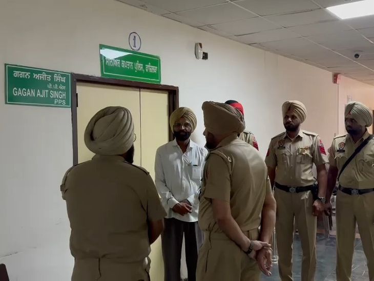 फाजिल्का में पुलिस कर्मचारी गिरफ्तार:  युवक की गाड़ी में रखी नशीली गोलियां, एसएसपी के निर्देश पर FIR; जांच में खुलेंगे राज – Fazilka News