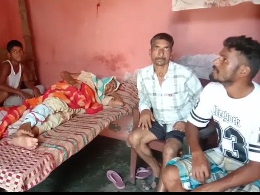 पठानकोट में बारिश से गिरी घर की स्लैब:  बुजुर्ग महिला की टांग टूटी, लोगों ने मलबे से निकाला; दिव्यांग परिवार ने प्रशासन से मांगी मदद – Pathankot News