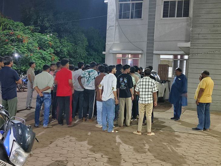 हारने वाली टीम के समर्थकों ने विजेता खिलाड़ियों को पीटा:  लाठी-डंडे और पत्थरों से हमला, 3 प्लेयर घायल; नीमच के फुटबॉल मैच में बवाल – Neemuch News