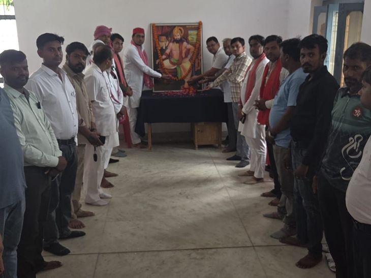 समाजवादी पार्टी ने मनाई भगवान दक्ष प्रजापति जयंती: हाथरस जिला कार्यालय पर श्रद्धापूर्वक किया गया आयोजन - Dainik Bhaskar