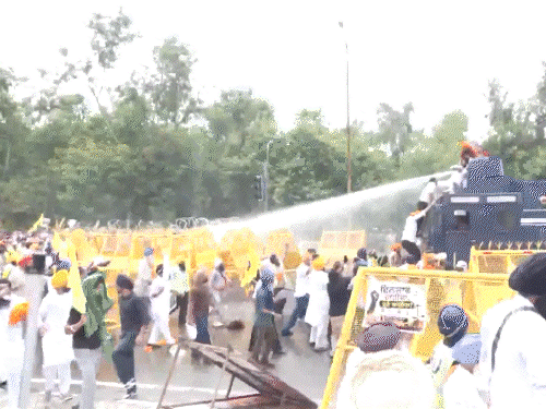 पंजाब-सांसद अमृतपाल समर्थक चंडीगढ़ घुसे, CM आवास से 6KM दूर:  बैरिकेडिंग तोड़ी, पुलिस से भिड़े; वाटर कैनन चलाया तो उसका मुंह मोड़ा – Chandigarh News