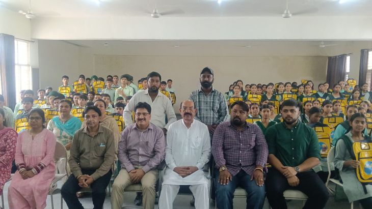स्कूल के 810 विद्यार्थियों को स्कूल बैग दिए – Jalandhar News