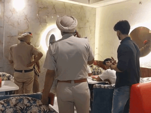 मानसा पुलिस की होटलों पर रेड, कई प्रेमी जोड़े पकड़े:  कैफे की आड़ में चला रहे धंधा; पुलिस बोली-छात्राओं को कमरे देते थे – Mansa News