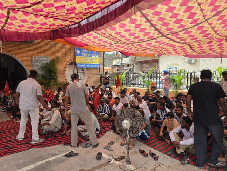 डेराबस्सी में सफाई कर्मचारियों का धरना जारी:  बरनाला में लाठीचार्ज के ​विरोध में प्रदर्शन, कूड़ा उठान प्रभावित, एसपी ने सुनीं समस्याएं – Mohali News