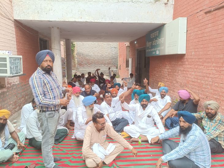 मानसा में डिपो होल्डरों ने जिला फूड कंट्रोलर कार्यालय घेरा:  डिपो रद्द करने पर सरकार के खिलाफ नारेबाजी, दी आंदोलन की चेतावनी – Mansa News