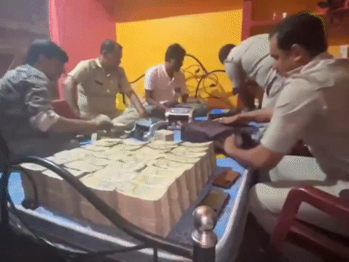 पूर्व-बस ड्राइवर के घर 28 करोड़ कैश, 15kg सोना मिला:  गिरफ्तार, बंगाल के बीरभूम का मामला; आरोपी के रिश्तेदार का पूर्व TMC नेता से संबंध
