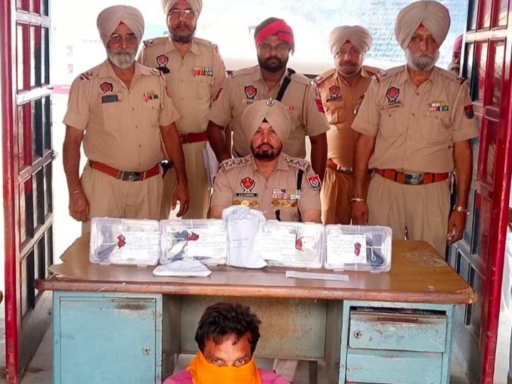तरनतारन में नशा-हथियार तस्कर पकड़ा:  ​4 पिस्तौल-कारतूस, 1.17 किग्रा हेराइन व बिना रजिस्ट्रेशन बाइक बरामद, पाकिस्तान से मंगाई थी खेप – tarn-taran News