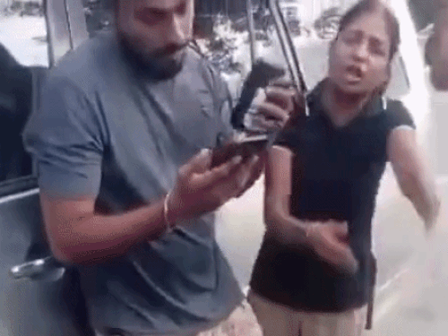 मोगा की लड़की पाकिस्तानी के साथ पकड़ी-मारे थप्पड़:  मलेशिया में पंजाबी युवकों ने घेरा, रोड पर ही रोने लगी, बोली-मेरे परिवार को पता है – Moga News