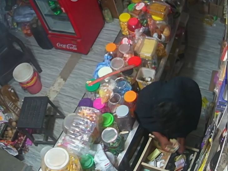 फाजिल्का में CCTV खराब सुनकर दुकान में घुसा चोर:  लेकिन कैमरे ने ही खोली पोल, शटर तोड़कर 25 हजार पालीथीन में भरते दिखा आरोपी – Fazilka News