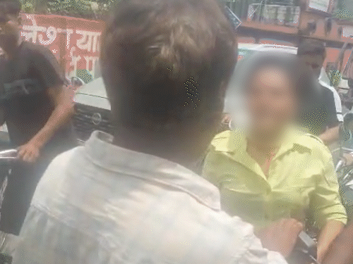 50 साल के व्यक्ति को महिला ने 35 चप्पल जड़े:  लखनऊ में 500 मीटर तक दौड़ा-दौड़ाकर पीटा, पिटने के बाद माफी मांगी - Lucknow News