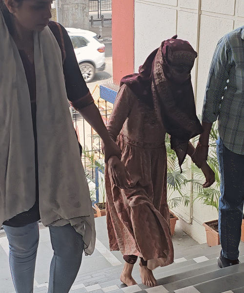 
                 खाना मांगने पर बेटी की हत्या, आरोपी मां को जमानत:गुजरात हाईकोर्ट बोला- यह समाज की सामूहिक विफलता, कमजोरों की रक्षा करना सरकार की नैतिक जिम्मेदारी 
            