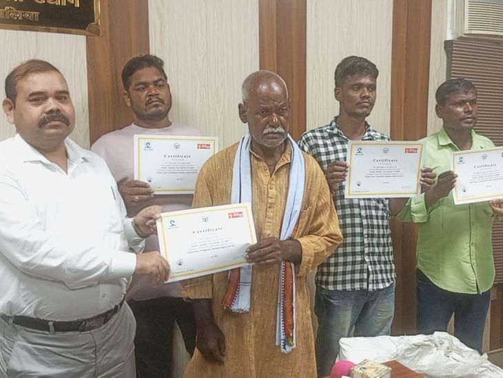 विश्वकर्मा श्रम सम्मान योजना से 75-कारीगरों को मिली टूल किट: बलिया में आधुनिक उपकरण का कुम्हारों को मिलेगा ... - Dainik Bhaskar