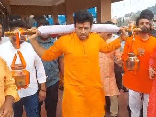 तेजस्वी सूर्या ने हरकी पैड़ी से उठाई कांवड़:26km पैदल चलकर ऋषिकेश में करेंगे जलाभिषेक, व्रत रख कांवड़ियों पर बरसाए फूल तेजस्वी सूर्या ने हरकी पैड़ी से उठाई कांवड़:26km पैदल चलकर ऋषिकेश में करेंगे जलाभिषेक, व्रत रख कांवड़ियों पर बरसाए फूल
