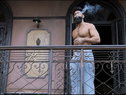 ट्रेलर रिव्यू: टॉक्सिक:बंदूकें खूब चलीं, लेकिन कहानी एक कदम भी नहीं; 4 मिनट 38 सेकेंड के ट्रेलर में यश का स्टारडम भी फीका