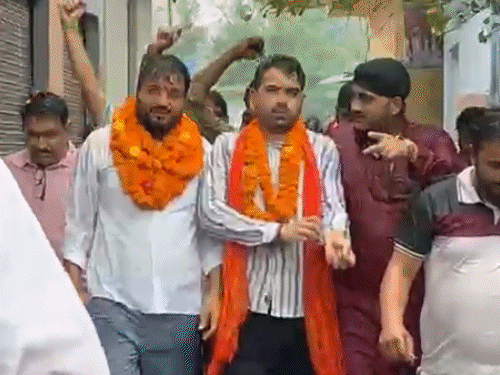 सांसद पप्पू यादव पर चप्पल फेंकने वालों पर फूल बरसाए:बुलंदशहर में खुली जीप में रोड शो निकाला, 'जय श्रीराम' के नारे लगाए
