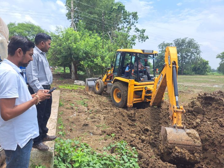 धमतरी में अवैध प्लाटिंग पर प्रशासन का कड़ा प्रहार: 2 एकड़ जमीन पर चला बुलडोजर
