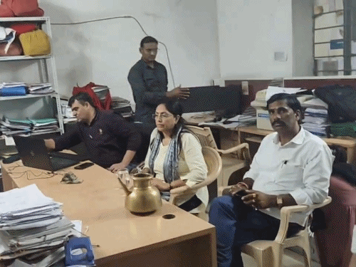 रिश्वत लेते हुए विराटनगर तहसीलदार समेत तीन पकड़े: जयपुर एसीबी की टीम ने की कार्रवाई, रजिस्ट्री के एवज में म... - Dainik Bhaskar