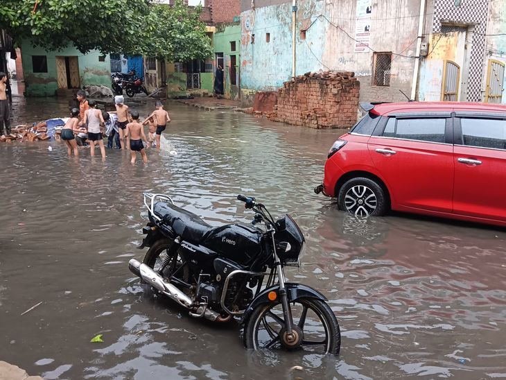राजाखेड़ा में एक घंटे झमाझम बारिश, निचले इलाकों में जलभराव: आवागमन बाधित, उतंगन और चंबल नदियों का जलस्तर बढ़ा - Dainik Bhaskar