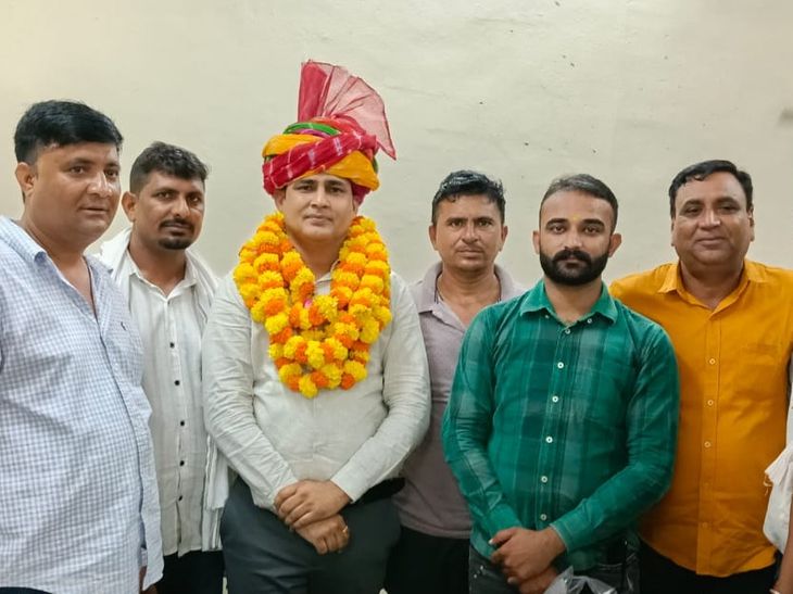 एसडीएम राजेश कुमार मीणा को माधोराजपुरा से विदाई: क्षेत्रवासियों ने राजस्थानी अंदाज में सम्मान किया, सवाई मा... - Dainik Bhaskar