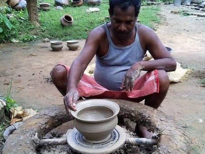 सुलतानपुर के कुम्हारी कला संकट में, मिट्टी का अभाव: प्लास्टिक और सिकुड़ते तालाबों से पुश्तैनी हुनर पर खतरा - Dainik Bhaskar