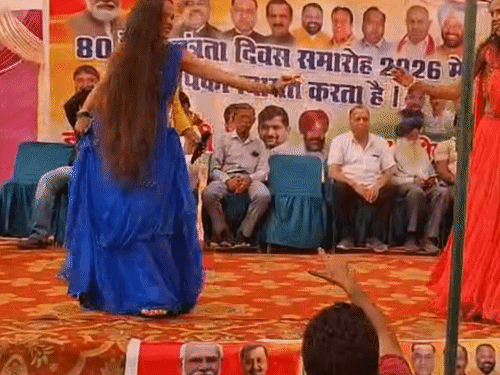 
                 लुधियाना में BJP के स्वतंत्रता दिवस कार्यक्रम में अश्लील डांस:मंच पर नेता बैठकर देखते रहे, युवती को युवक करता रहा फ्लाइंग किस 
            