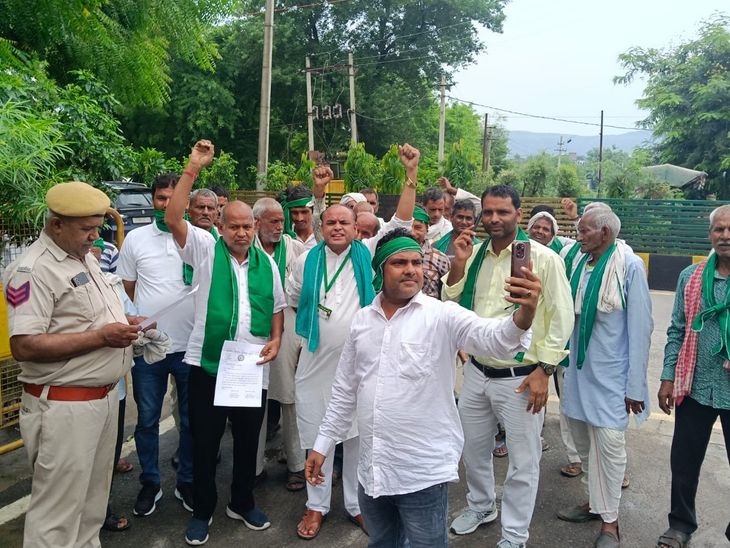 केरवा जाट में हाईटेंशन लाइन हटाने की मांग: भारतीय किसान यूनियन ने कलेक्टर को ज्ञापन सौंपा - Dainik Bhaskar